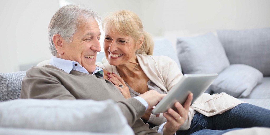 couple_with_tablet_1024x512